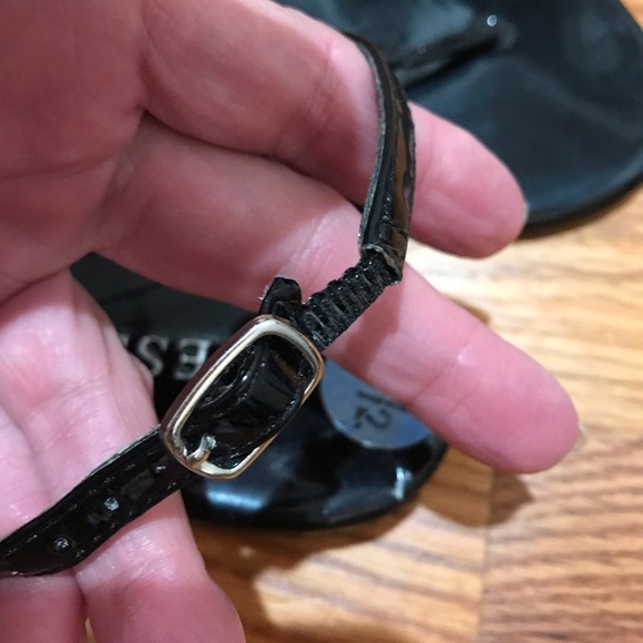 ❓GUESS Patent Leather Sandals - Picture 4 of 7